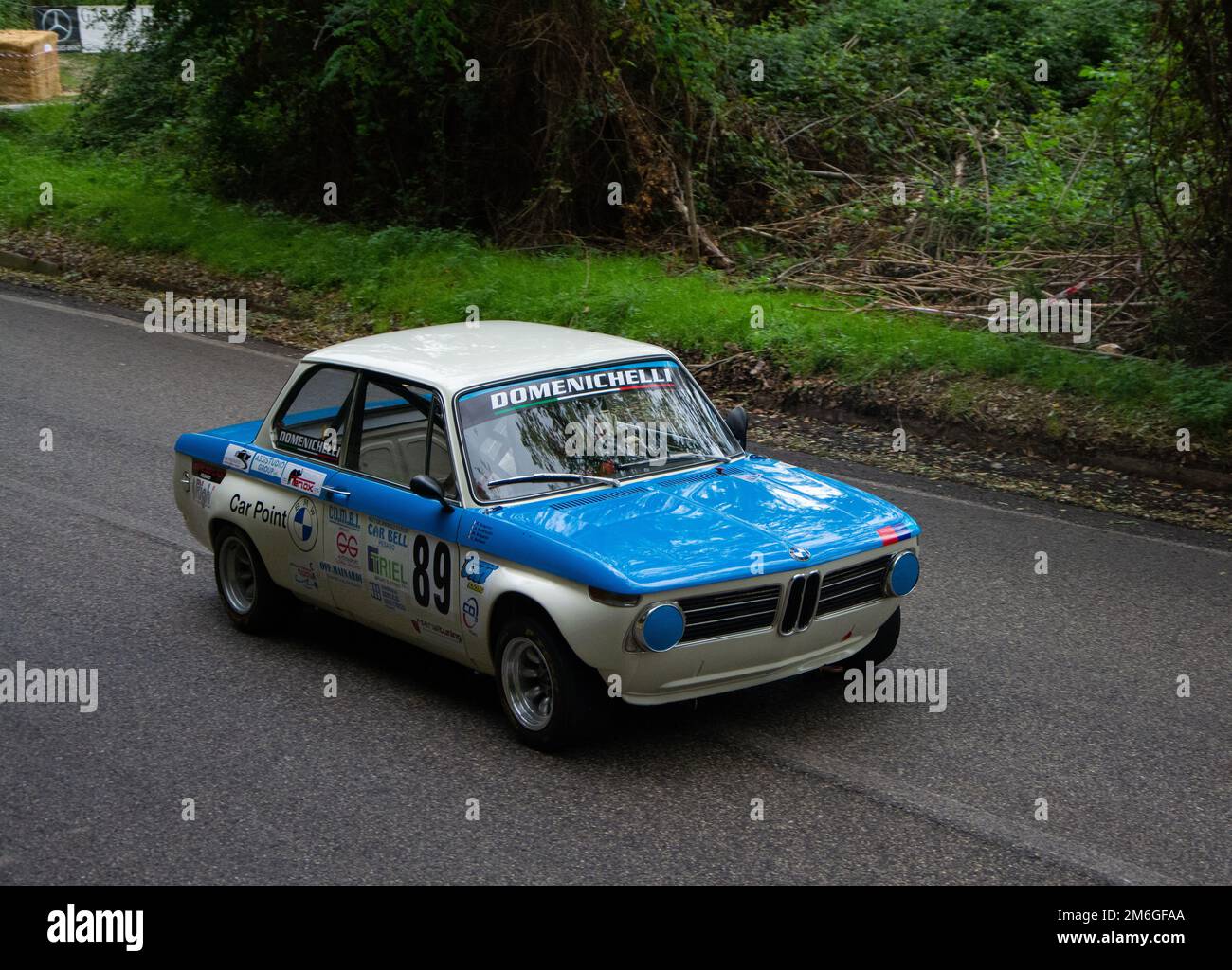 BMW 2002 auf einer alten Rennwagen-ifor-Rallye Stockfoto