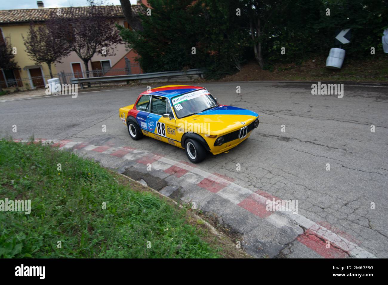 BMW 2002 auf einer alten Rennwagen-ifor-Rallye Stockfoto