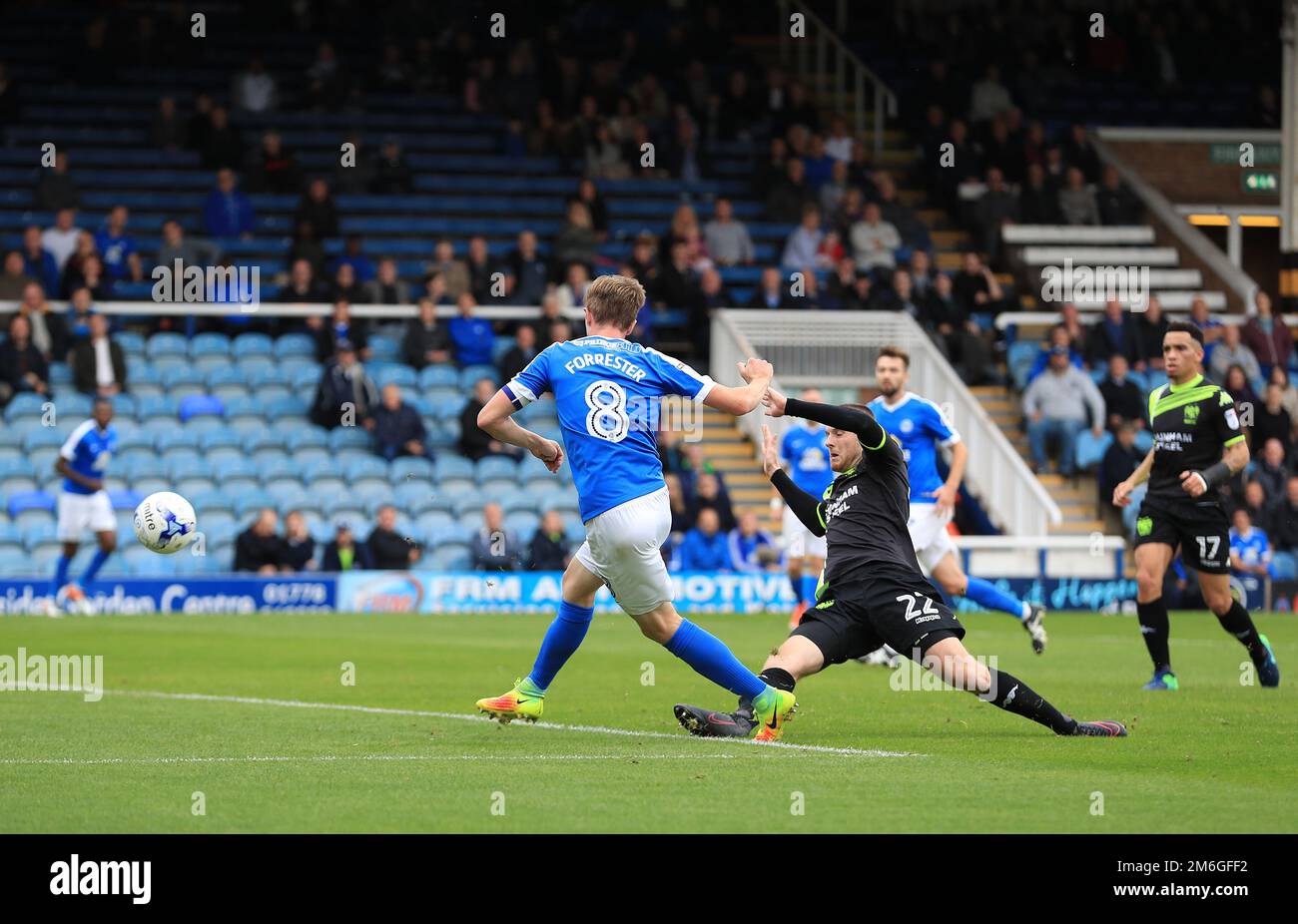 Chris Forrester von Peterborough United schießt und trifft mit 1-1 Punkten – Peterborough United gegen Bury, Sky Bet League One, ABAX Stadium, Peterborough – 8. Oktober 2016. Stockfoto