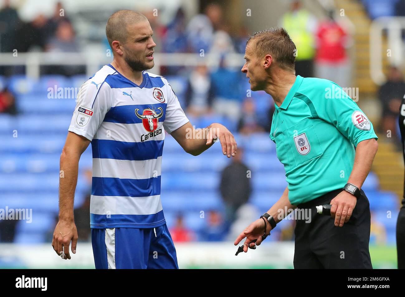 Schiedsrichter Mike Jones weist Joey van den Berg von Reading an, den Spielfeld zu verlassen, nachdem er eine rote Karte erhalten hat – Reading gegen Brighton & Hove Albion, Sky Bet Championship, Madejski Stadium, Reading – 20. August 2016. Stockfoto