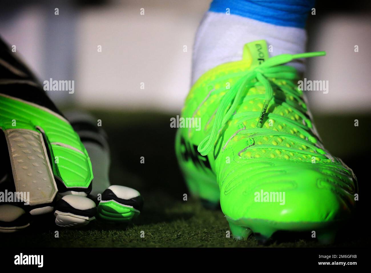 Arsenal Players Footwear - Sutton United gegen Arsenal, die Emirates FA Cup Fifth Runden, der Borough Sports Ground, Sutton - 20. Februar 2017. Stockfoto