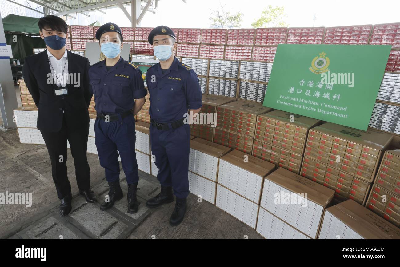 (L bis R) Senior Investigator (Revenue Investigation Division 1) Yip Lap-man; Senior Inspector (Marine Investigation Unit) Tang Ka-Chun; und Senior Inspector (Sector Launch Unit) Choi Yin-ming, bei der Zollpresse von Hongkong über die Beschlagnahme illegaler Zigaretten, an der Zollbasis auf Stonecutters Island. 30DEC22 SCMP/Jonathan Wong Stockfoto