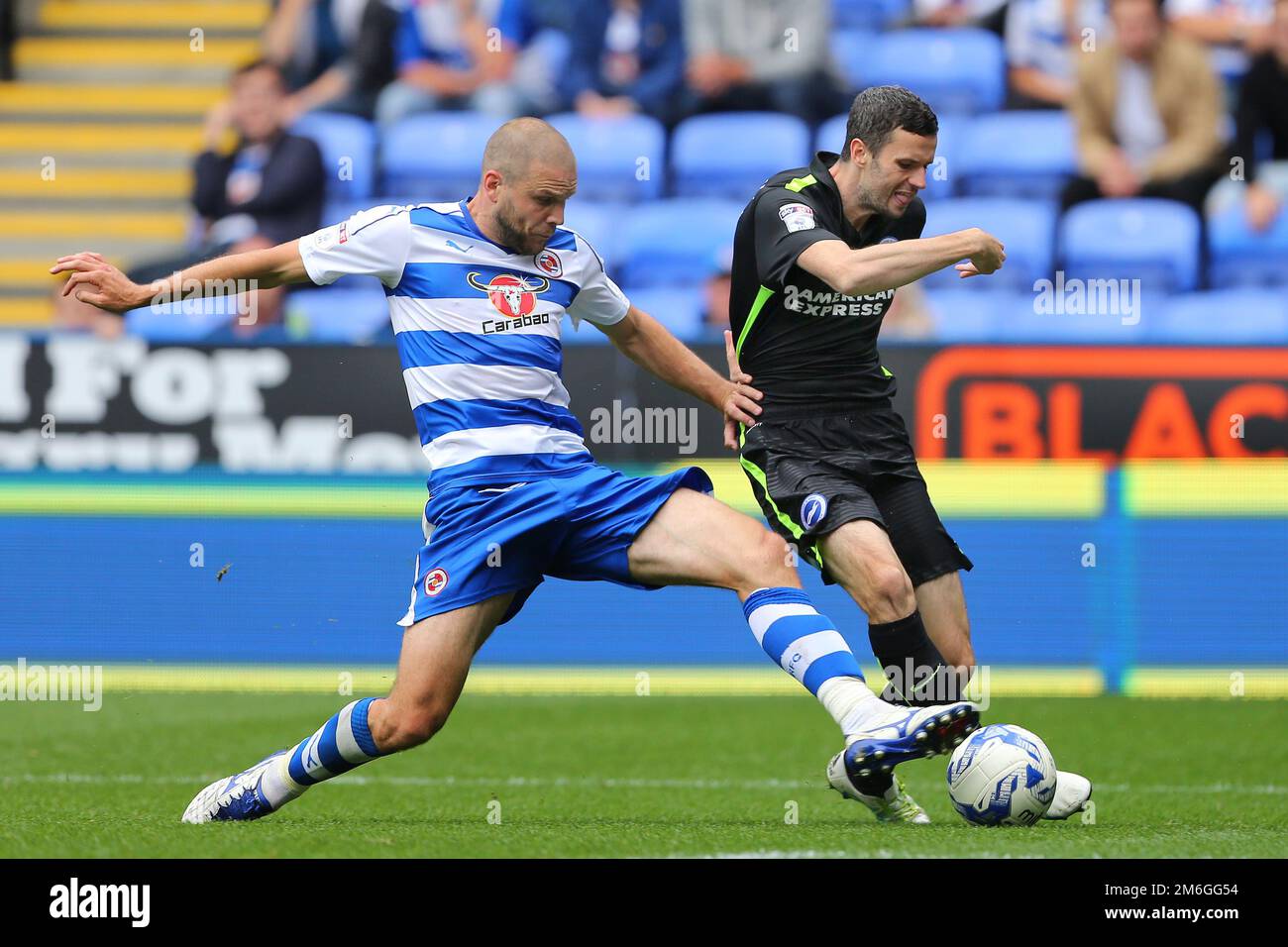 Joey van den Berg of Reading geht auf Jamie Murphy von Brighton & Hove Albion - Reading gegen Brighton & Hove Albion, Sky Bet Championship, Madejski Stadium, Reading - 20. August 2016. Stockfoto