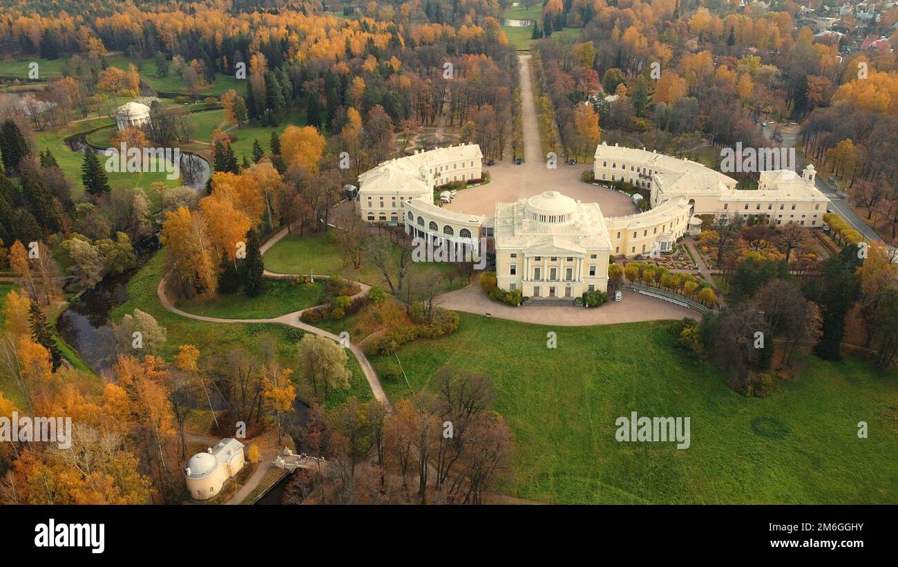 Helle und farbenfrohe Herbstlandschaft und Palast im Pavlovsky Park Stockfoto