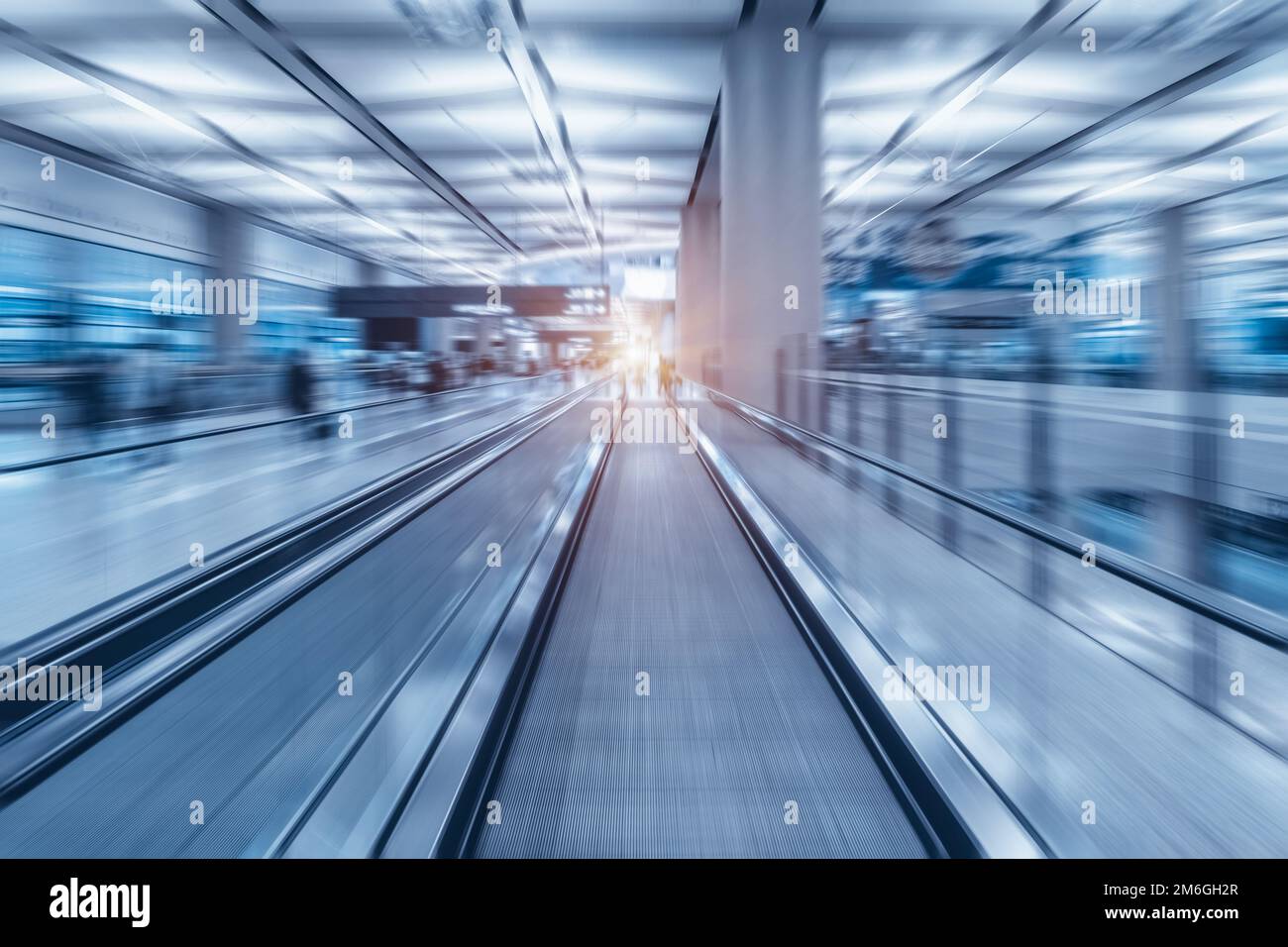 Rolltreppen-Bewegungsunschärfe in U-Bahn-Station Stockfoto