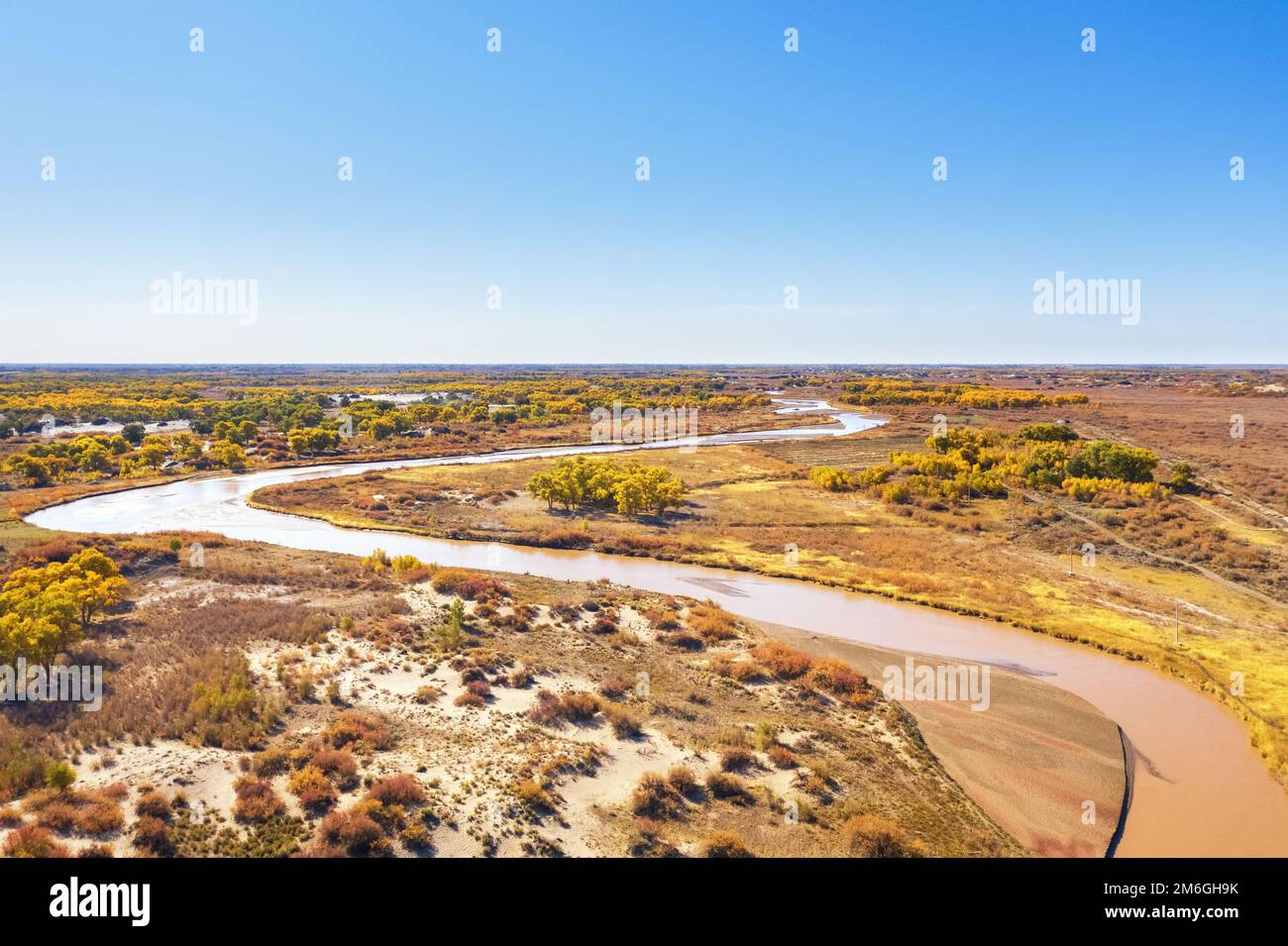Luftaufnahme des gewundenen Flusses und des Hochwassergebiets im Herbst Stockfoto