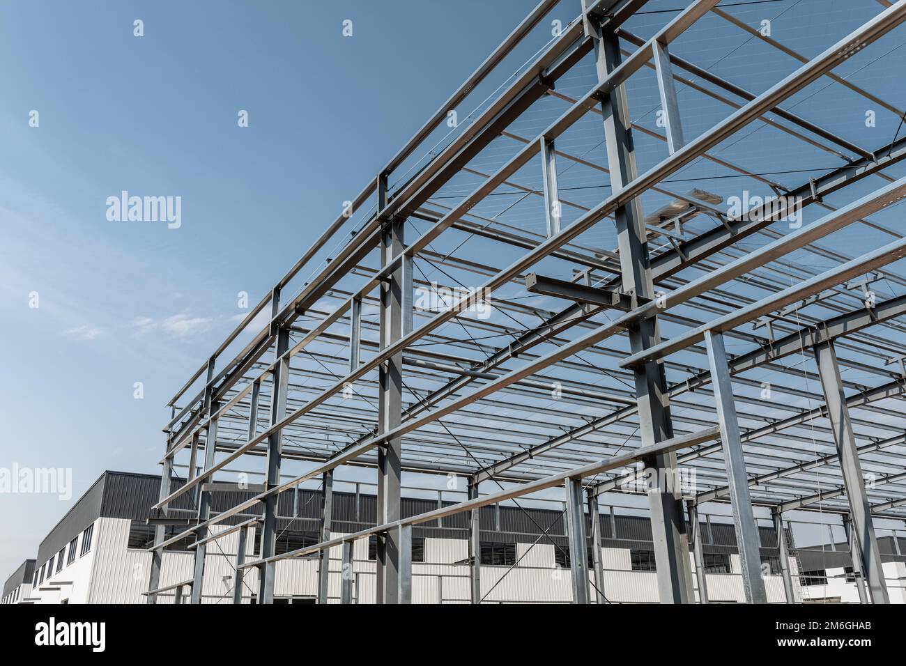 Werkstatt mit Stahlkonstruktion und sonnigem Himmel Stockfoto
