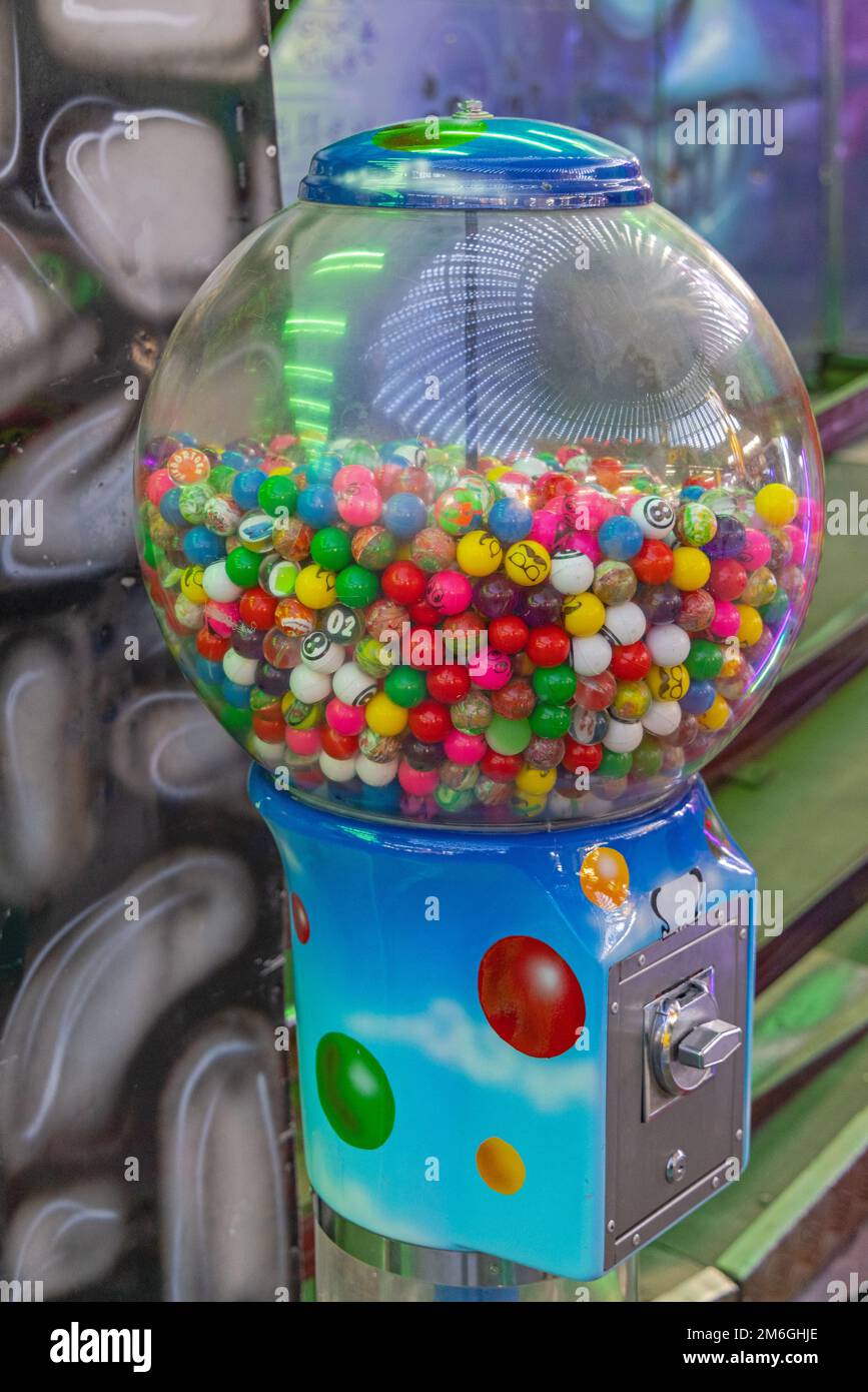 Großer Gummiball Machine Candy Dispenser beim Fun Fair Festival Stockfoto