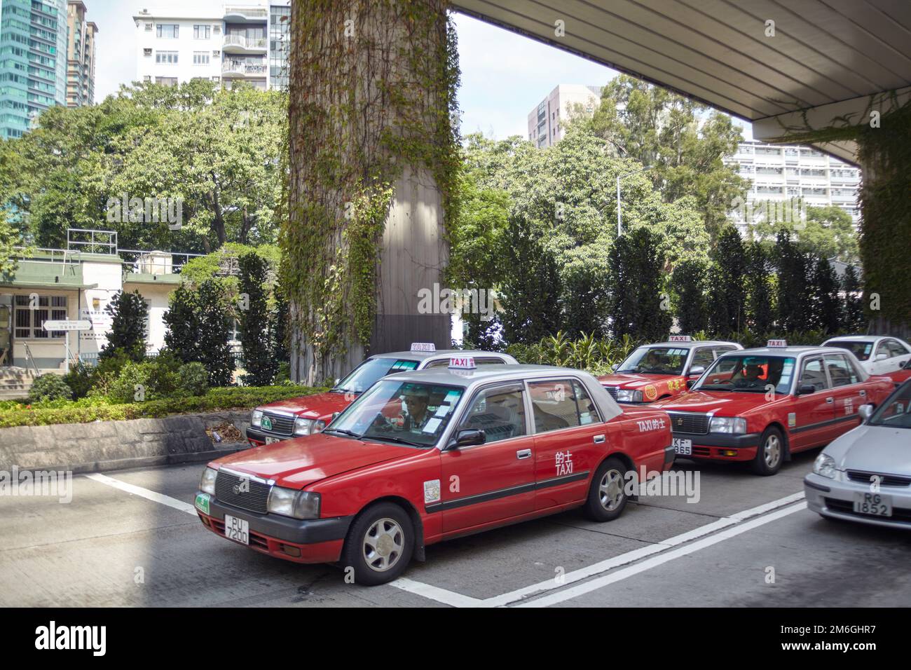 Hong Kong Taxis warten an der Ampel Stockfoto