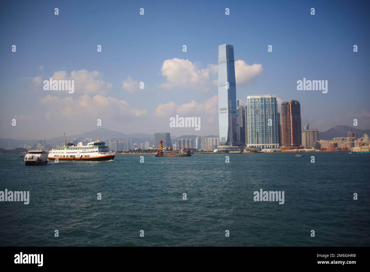 Die Skyline von Hongkong von der Fähre in der Kowloon Bay aus gesehen Stockfoto