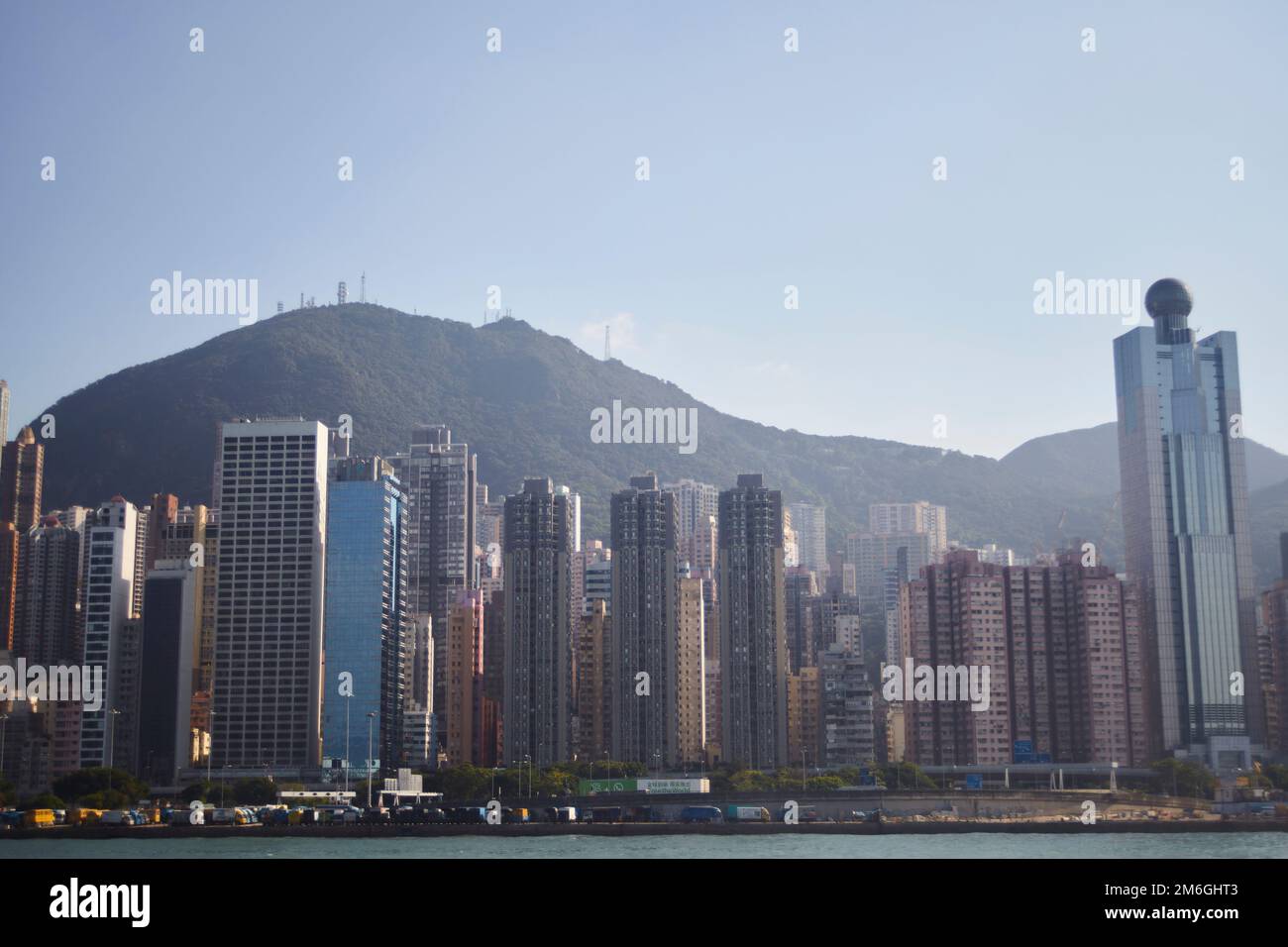 Die Skyline von Hongkong von der Fähre in der Kowloon Bay aus gesehen Stockfoto