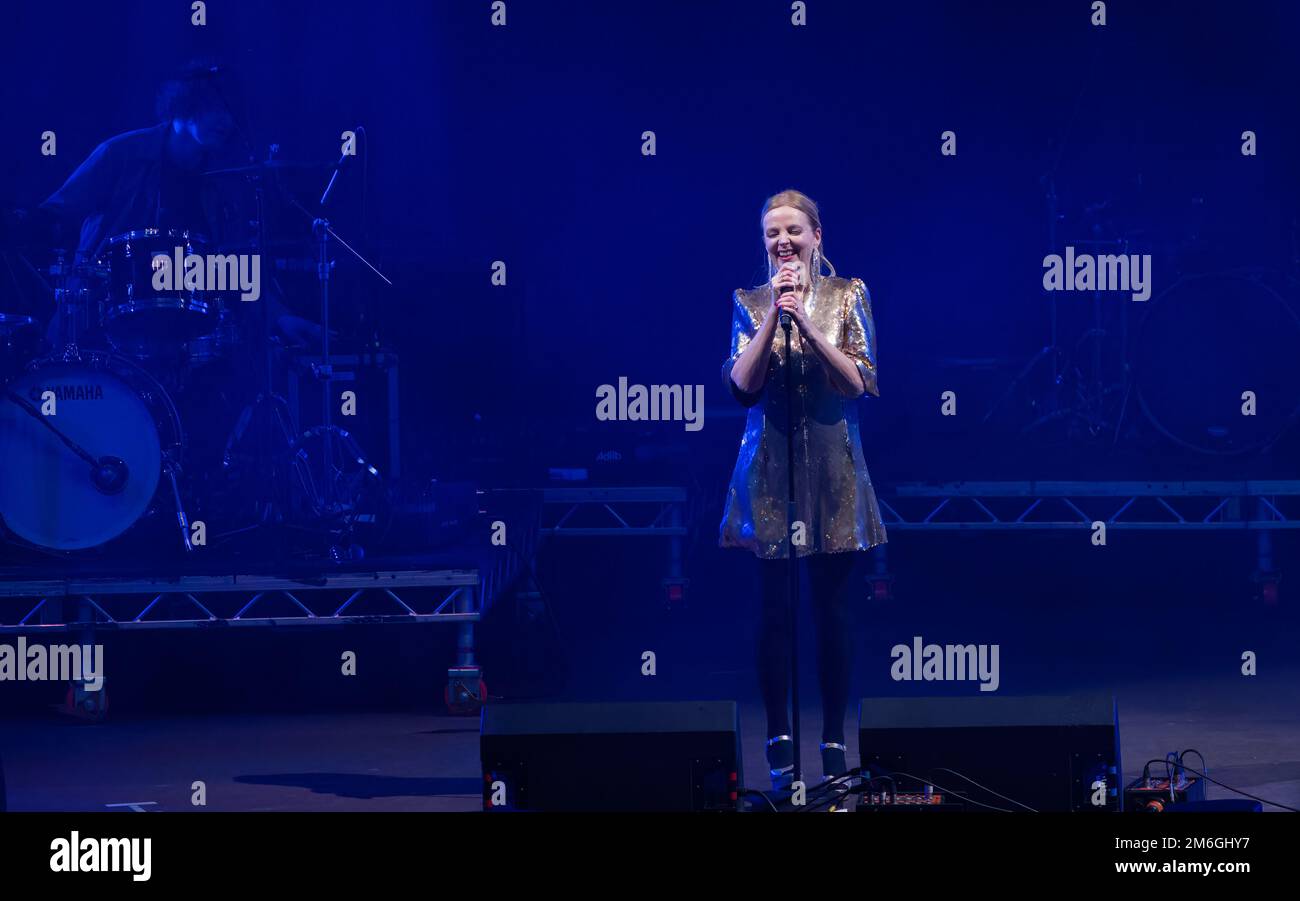 Clare Grogan von Altered Images singt auf der Hogmanay Celebration, Princes Street Gardens, Edinburgh, Schottland, Großbritannien Stockfoto