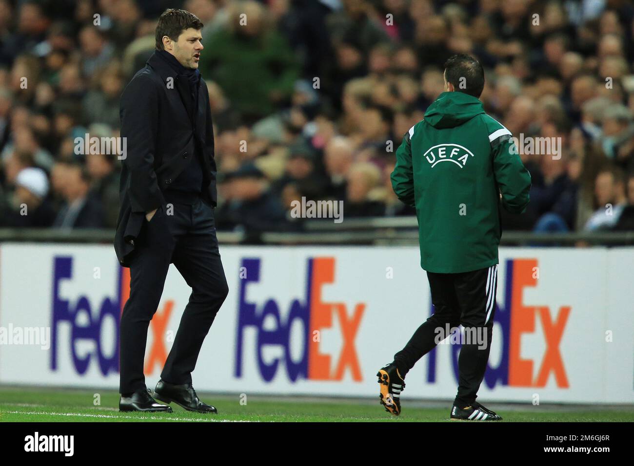 Tottenham Hotspur Manager Mauricio Pochettino spricht mit dem vierten Beamten darüber, dass DELE Alli von Tottenham Hotspur - Tottenham Hotspur gegen KAA Gent, UEFA Europa League, Runde 32, Second Leg, Wembley Stadium, London - 23. Februar 2017. Stockfoto