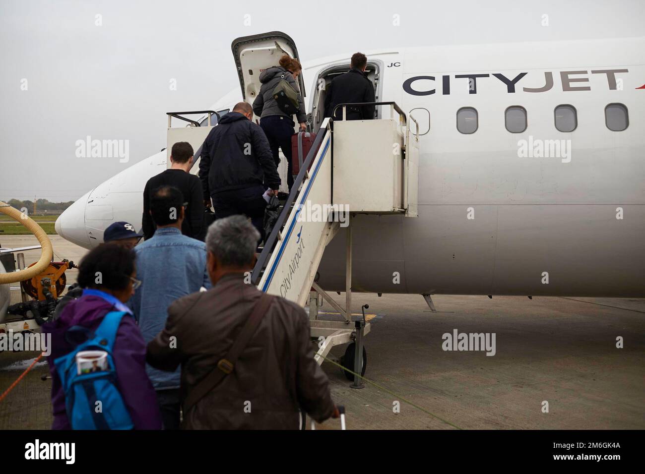 Passagiere steigen am Londoner Stadtflughafen in ein City Jet Flugzeug Stockfoto