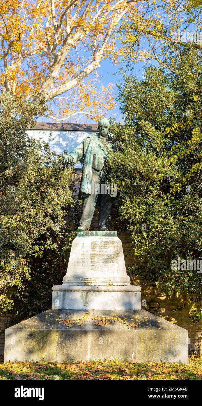 Statue von Gustavo Modena von E.Munaretti Fuse in den quälenden Wachen der Heimat die freie Seele gepflegt von uraltem Stolz von ihm mit unübertroffener... Stockfoto