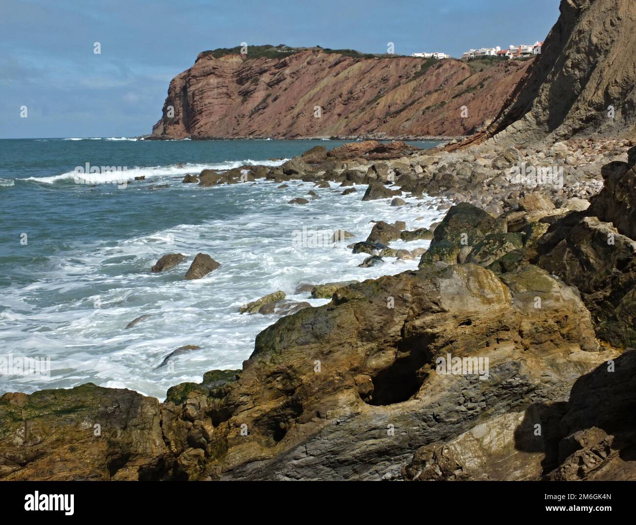 Felsige Küste in der Nähe von Sao Martinho do Porto, Centro - Portugal Stockfoto