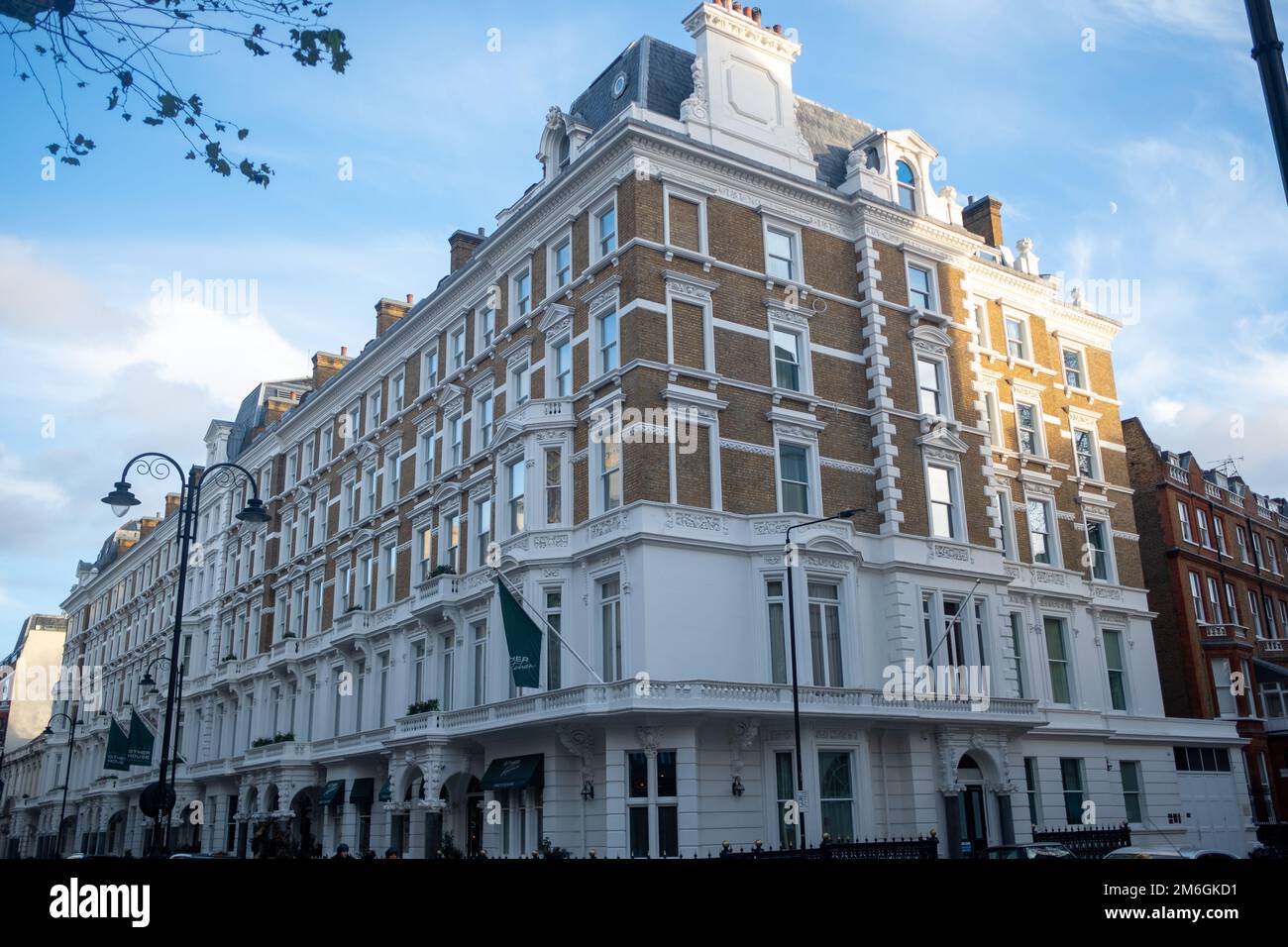 London - Dezember 2022: K + K Hotel am Templeton Place in Earls Court, Kensington großes modernes 4-Sterne-Hotel Stockfoto