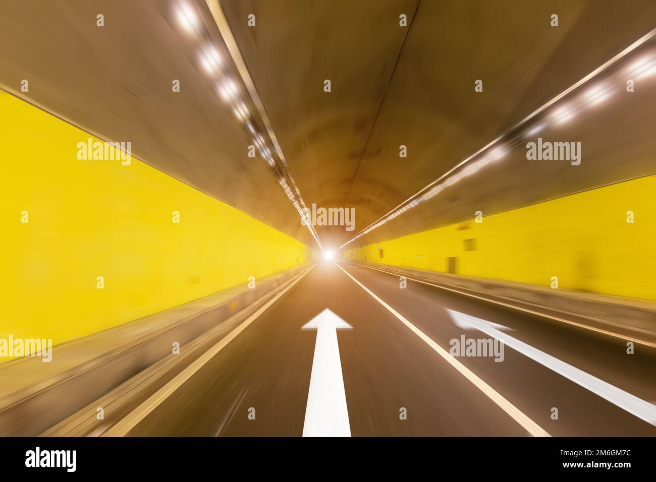 Bewegungsunschärfe im Tunnel Stockfoto