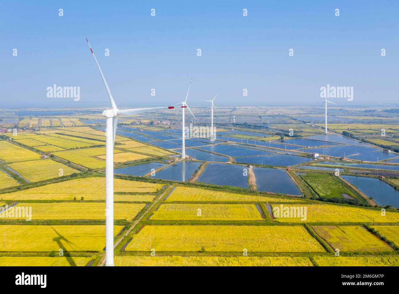 Saubere Energie in der Landschaft der Windturbinengeneratoren Stockfoto