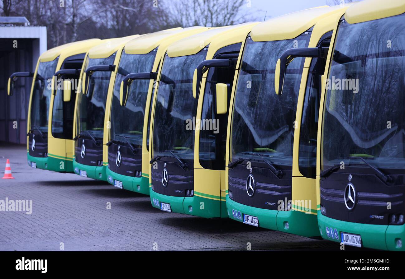 Parchim, Deutschland. 04. Januar 2023. Busse werden im Depot auf einer Presseveranstaltung der Verkehrsbetriebe Ludwigslust-Parchim geparkt, um das kostenlose WLAN in Bussen vorzustellen. Alle Elektrobusse, die von der öffentlichen Verkehrsgesellschaft regelmäßig betrieben werden, müssen mit dem kostenlosen WLAN ausgestattet sein. Kredit: Bernd Wüstneck/dpa/Alamy Live News Stockfoto