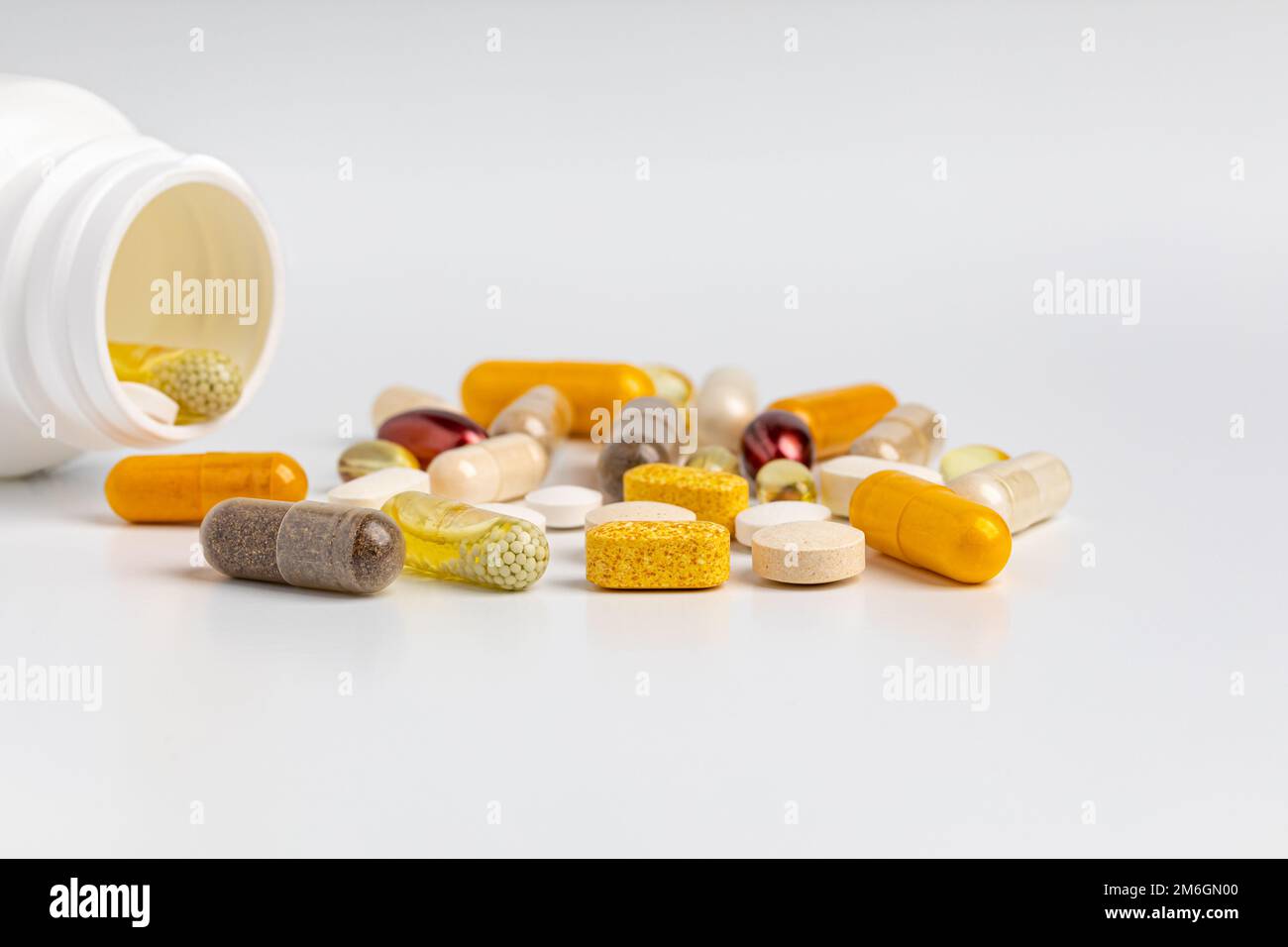 Tablettenflasche mit Vitaminen und Nahrungsergänzungsmitteln isoliert auf weißem Hintergrund. Wellness-, Gesundheits- und Ernährungskonzept. Stockfoto