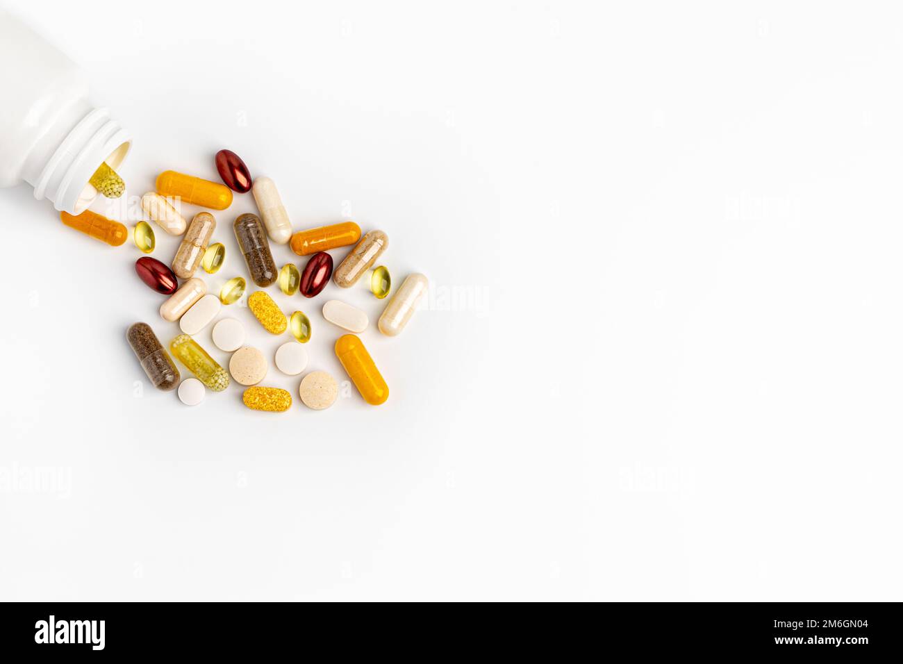 Tablettenflasche mit Vitaminen und Nahrungsergänzungsmitteln isoliert auf weißem Hintergrund. Wellness-, Gesundheits- und Ernährungskonzept. Stockfoto