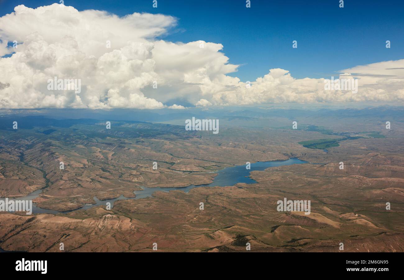 Ein Blick auf Colorado aus der Luft während des Fluges von Crested Butte nach Denver im Sommer Stockfoto