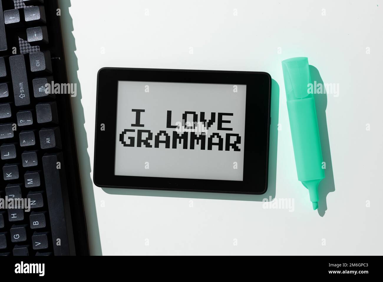Ein Schild mit der Aufschrift „I Love Grammar“. Unternehmerische Betrachtungsweise der Bewunderung des Systems und der Sprachstruktur Stockfoto
