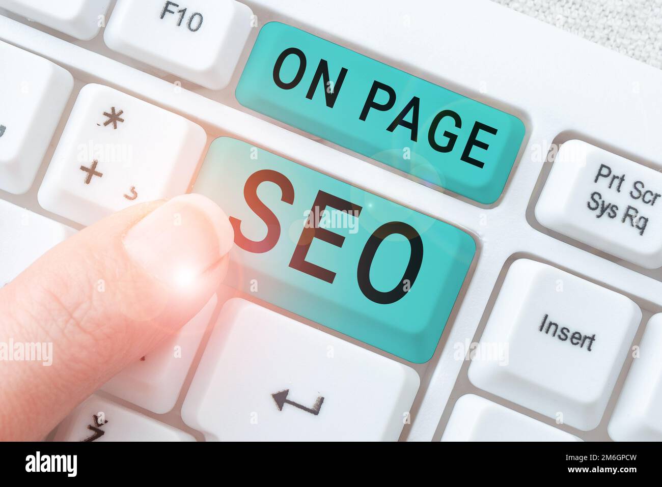 Die konzeptionelle Beschriftung auf Seite Seo, Word Writed on ermöglicht Benutzern, jederzeit Cloud-Ressourcen bereitzustellen Stockfoto