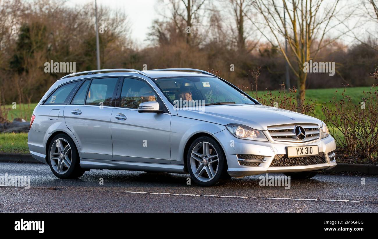 2014 Silber-Dieselmotor Mercedes Benz C-Klasse Kombi Stockfoto