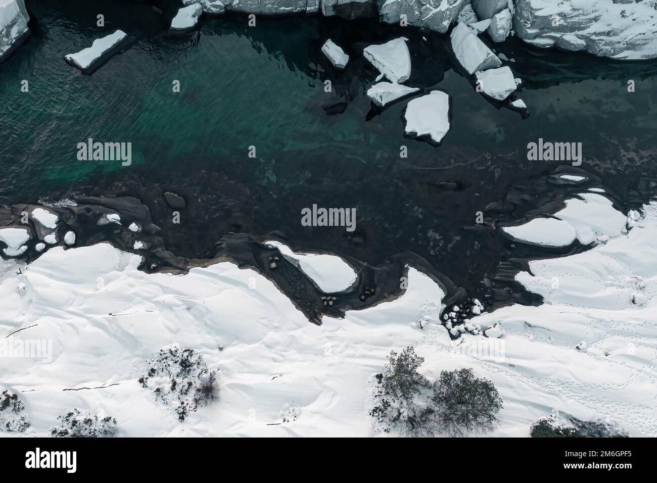 Blaues Wasser und Eis im Winter. Draufsicht der Luftdrohne. Norwegen Stockfoto