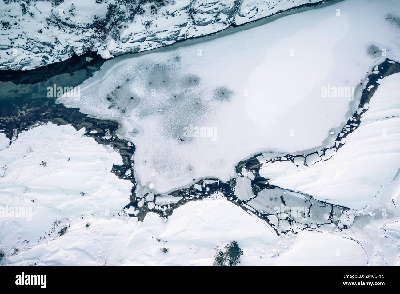 Blaues Wasser und Eis im Winter. Draufsicht der Luftdrohne. Norwegen Stockfoto