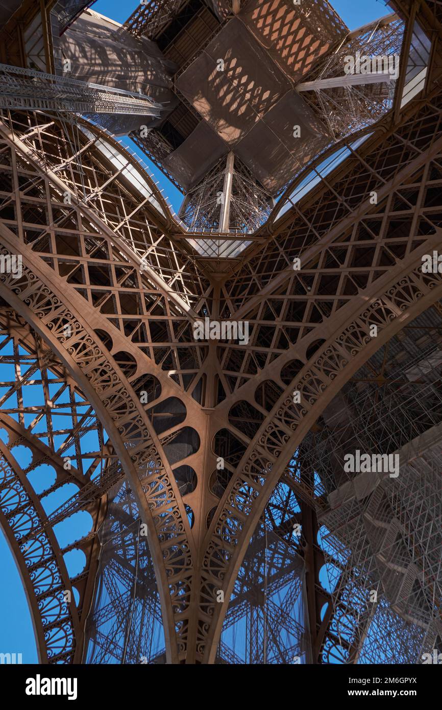 Der berühmte Eiffelturm - Blick von unten - Paris, Frankreich Stockfoto