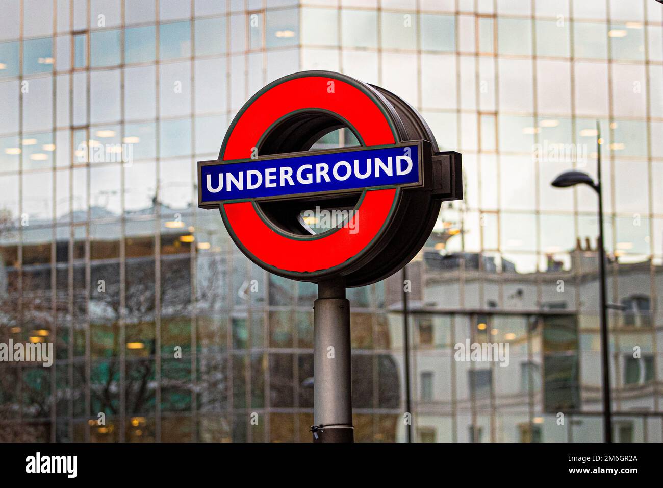 Das berühmte Schild der Londoner U-Bahn ist im Zentrum von London, Großbritannien, zu sehen Stockfoto