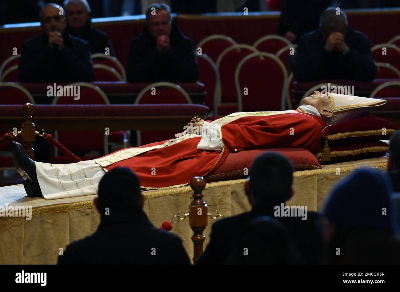 Die Leiche von Papst Emeritus Benedikt XVI liegt im Bundesstaat St. Petersdom im Vatikan am 04. Januar 2023. Treu zollen dem Körper des ehemaligen Papstes, der im Alter von 95 Jahren starb, ihre Ehre. Foto : Eric Vandeville/ABACAPRESS.COM Stockfoto