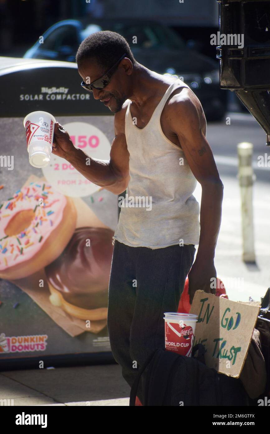 Ein Schwarzer bettelt im Sommer um Kleingeld und Spenden von der Öffentlichkeit an einer Straßenecke im Millennium-Park-Gebiet von Chicago Stockfoto