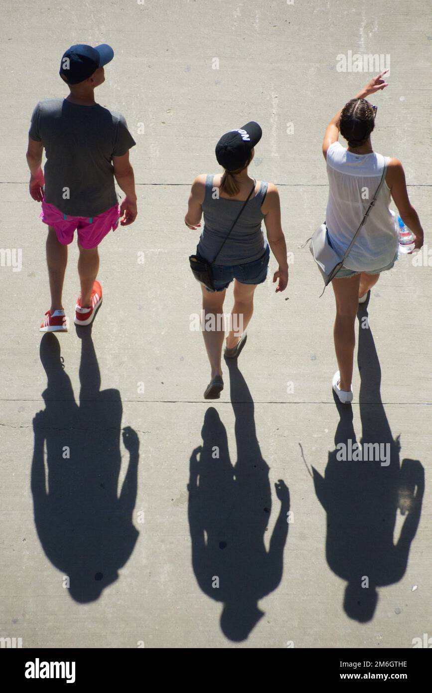 Touristen erkundigen sich nach einer Bootsfahrt an einem sonnigen Tag auf dem Flusspaziergang in Chicago Stockfoto