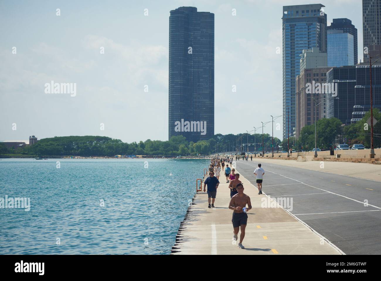 Läufer trainieren am Ufer des Sees in Chicago Stockfoto