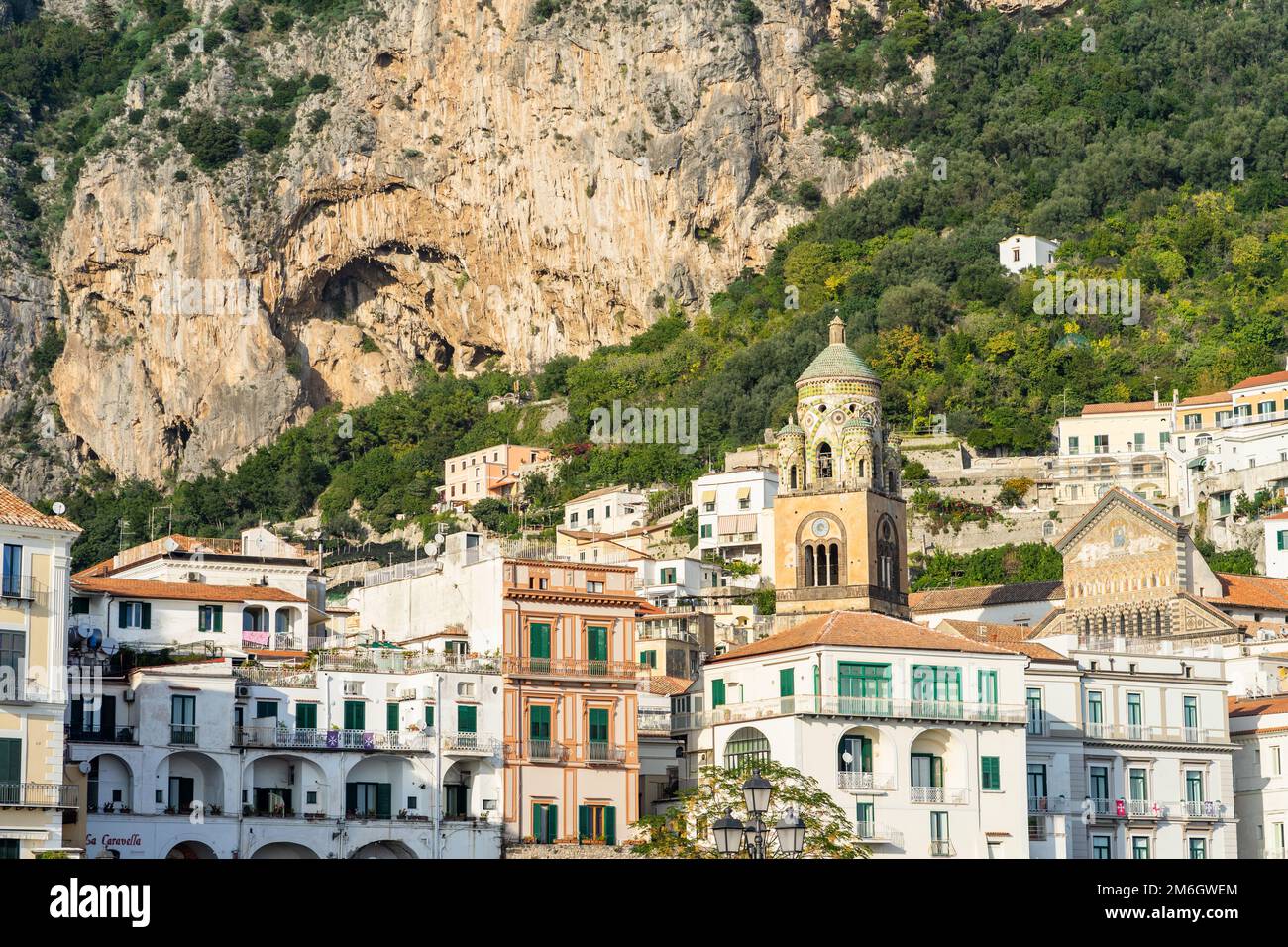 Amalfi von einer Fahrt mit der Fähre gesehen Stockfoto