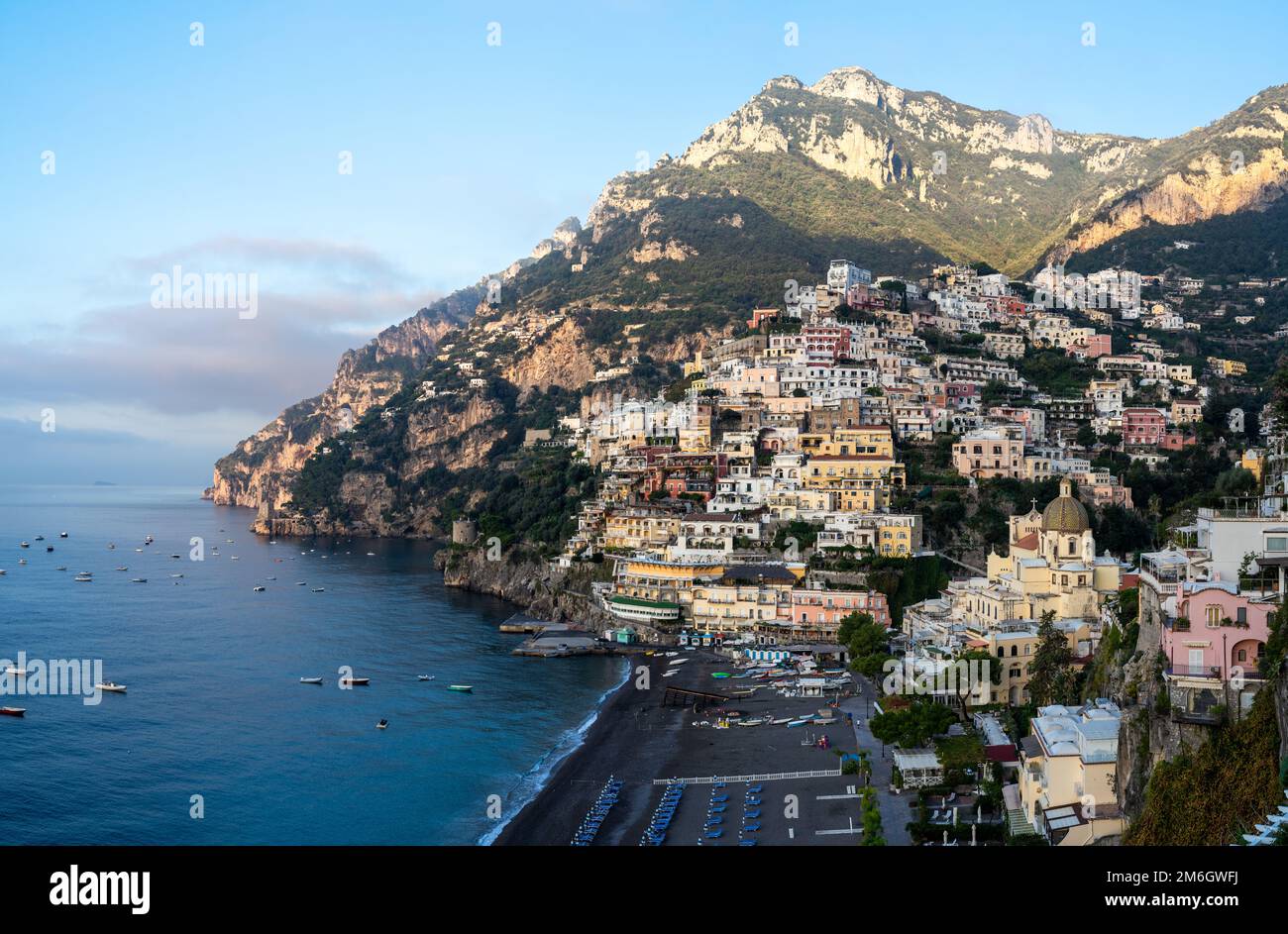 Am frühen Morgen Panorama von Positano mit leerem Strand Stockfoto