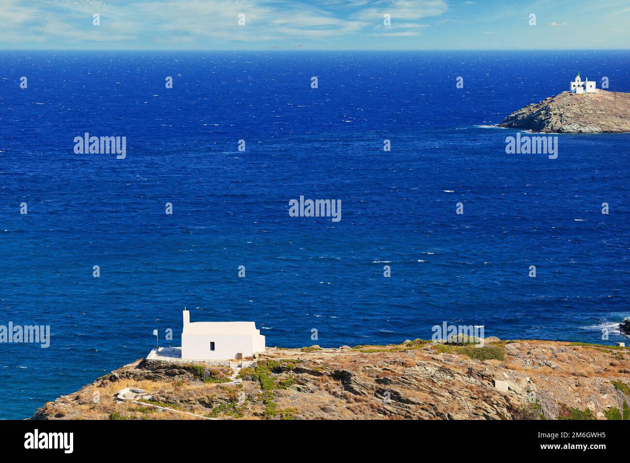 Agios Georgios Kirche und der Leuchtturm am Hafen von Korissia auf der Insel Kea, Griechenland Stockfoto