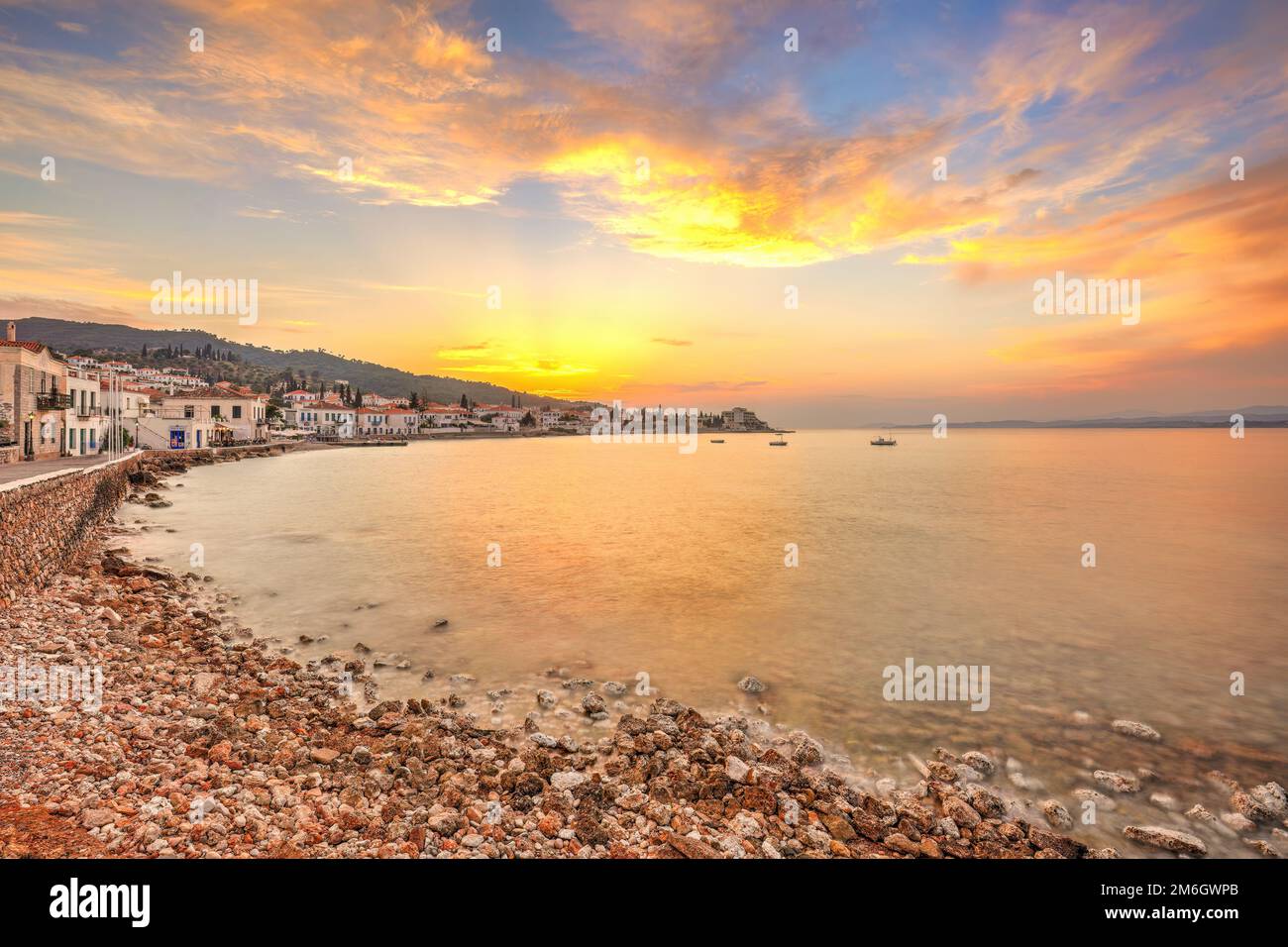 Sonnenuntergang hinter der Insel Stadt Spetses, Griechenland Stockfoto
