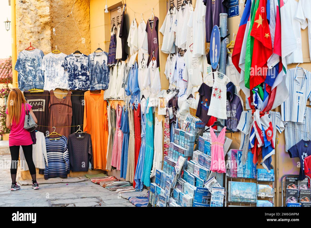 Eine Frau in einem Touristenladen in Plaka - Monastiraki von Athen, Griechenland Stockfoto