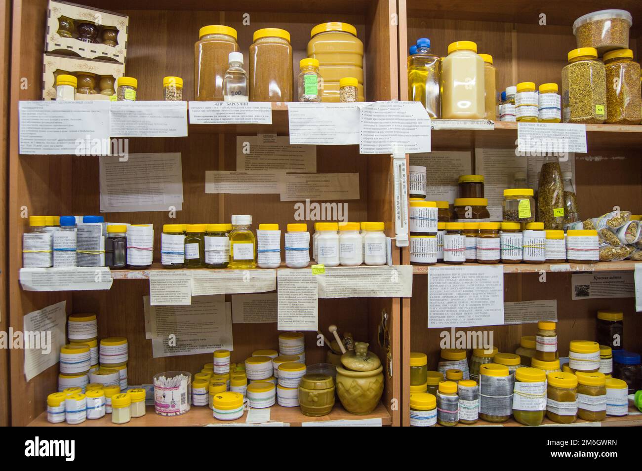BELOKURICHA, Altai, Russland-15. JULI 2019: Natürlicher Honig in verschiedenen Gläsern auf dem Display im Geschäft Stockfoto