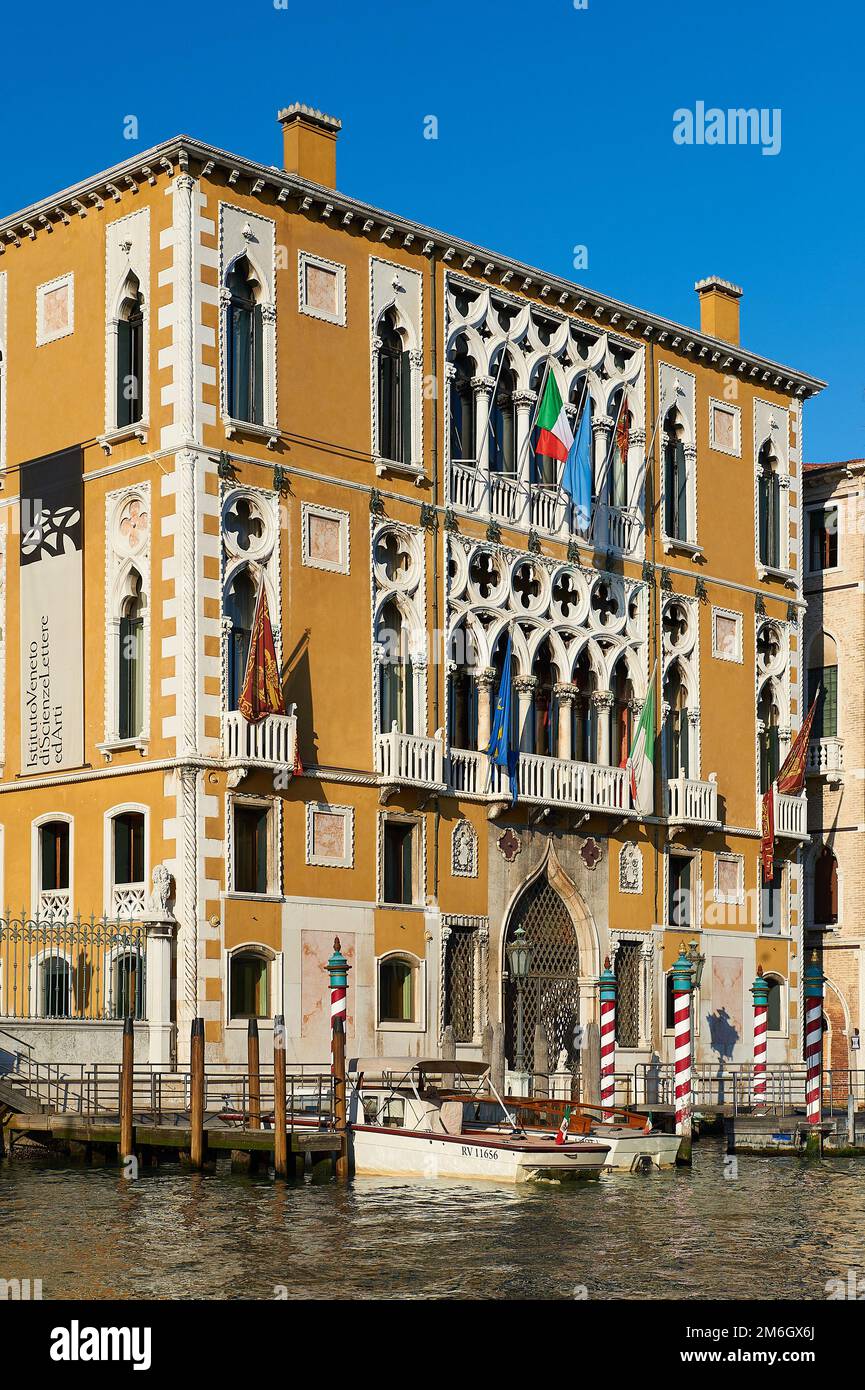 Banner der Science University Art auf dem Canal Grande von Venedig gegen die Academy Bridge Stockfoto