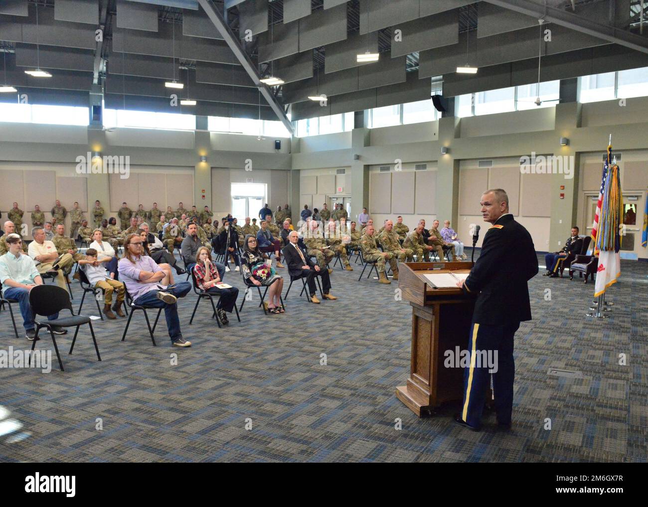 Chief Warrant Officer 5 Mark A. Joiner, Georgia Army National Guard, spricht während seiner Beförderungszeremonie am 28. April 2022 im Clay National Guard Center in Marietta, Georgia, in einer voll besetzten Bohrhalle Die Beförderungszeremonie des Chief Warrant Officer 5 Joiner fand vor seiner Übernahme der Verantwortung als Chief Warrant Officer der Staatsanwaltschaft statt ARNG. Stockfoto