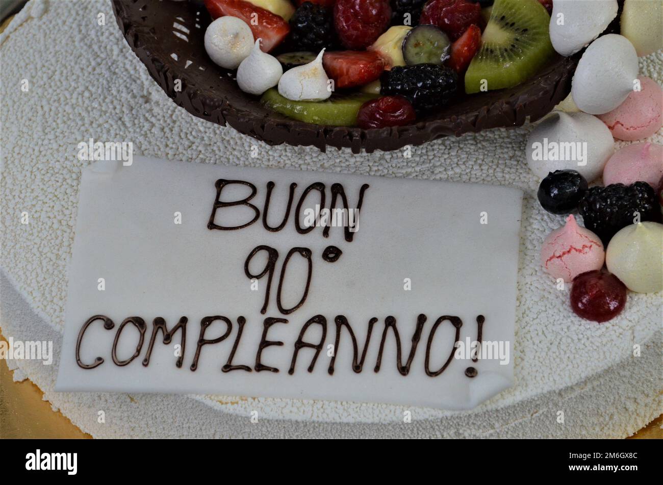 VICENZA, Italien - Details zum Kuchen, der Meri Mion, 89, dem Ehrengast bei der Veranstaltung, in Giardini Salvi, ganz in der Nähe der 88. Infanteriedivision, die sich am 28. April 1945 ihren Weg in die Stadt erkämpfte, überreicht wurde. Soldaten aus den USA Army Garrison Italy gab ihr 77 Jahre, nachdem amerikanische Truppen in der Nähe von Vicenza den Kuchen für ihren 13. Geburtstag gegessen hatten, einen Geburtstagskuchen zurück. Stockfoto