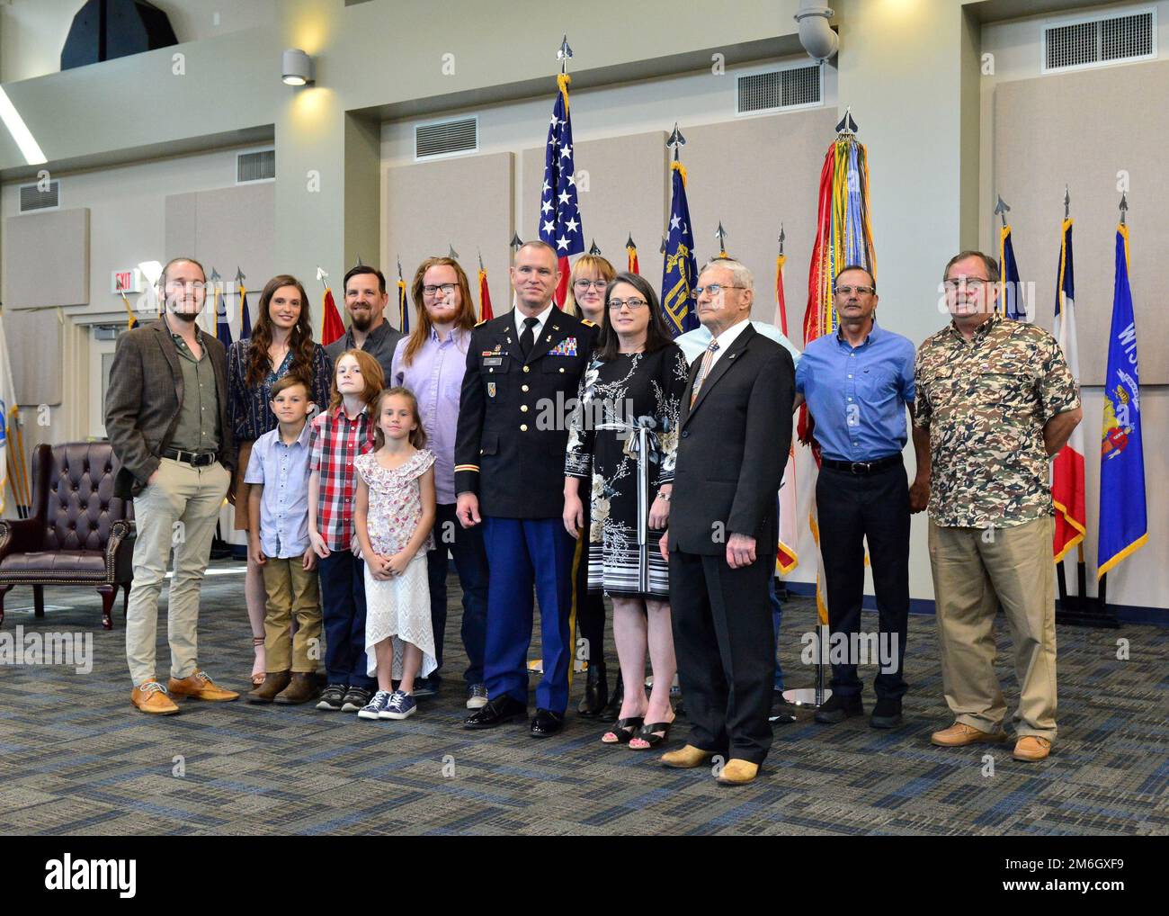 Chief Warrant Officer 5 Joiner, Georgia Army National Guard, steht mit seiner Familie für ein Gruppenfoto während seiner Beförderungszeremonie am 28. April 2022 im Clay National Guard Center in Marietta, Georgia Die Beförderungszeremonie des Chief Warrant Officer 5 Joiner erfolgte vor seiner Übernahme der Verantwortung als Chief Warrant Officer der Staatsanwaltschaft ARNG. Stockfoto