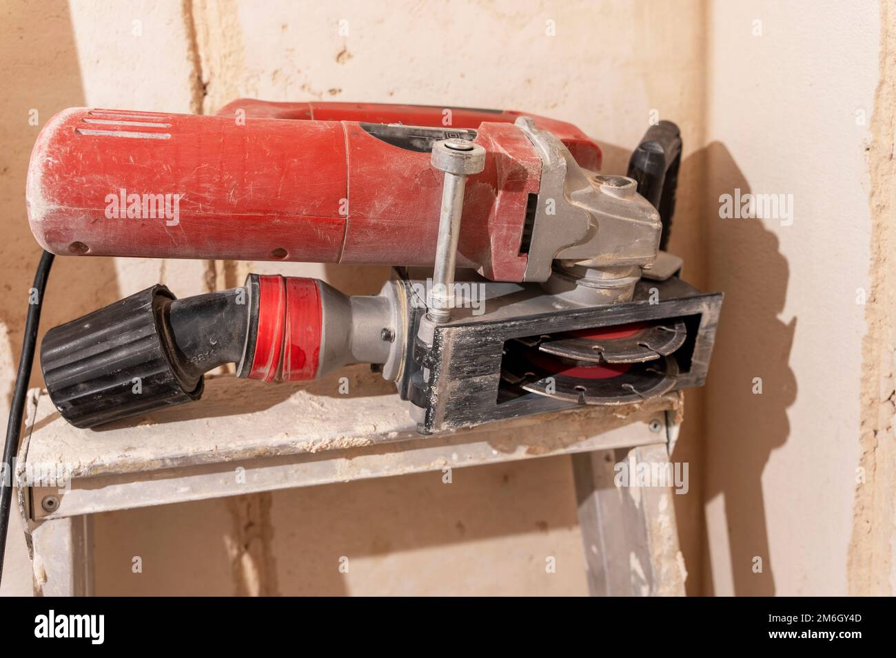 Professionelles Hochleistungswerkzeug zum Schneiden von Nuten in Beton Stockfoto