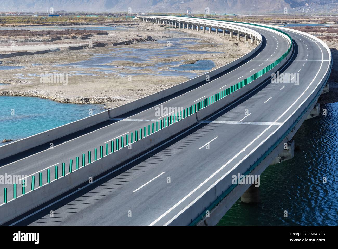 Expressway und Brücke auf dem Tibetischen Plateau Stockfoto